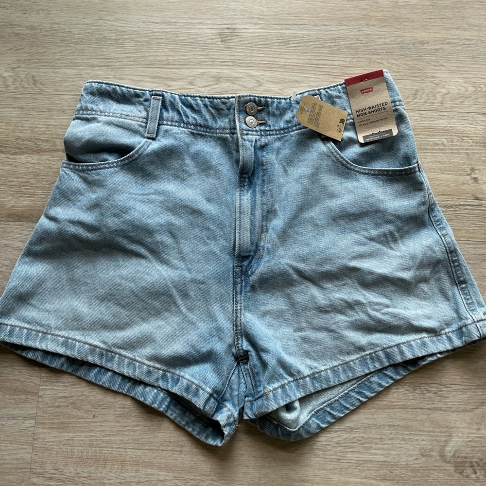 NWT Levi’s high rise mom shorts